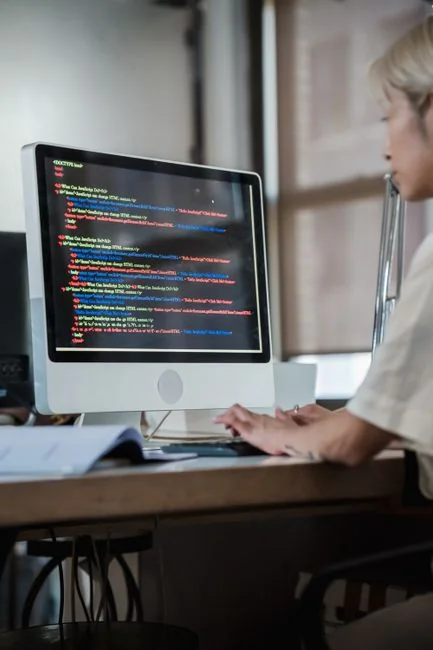 Services-02 Drveni blokovi koji slažu natpis web design na kreativan način prikazuju koncept digitalnog dizajna.
